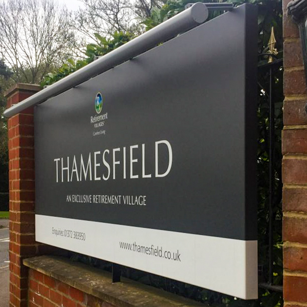 Side view of trough lighting used on tray sign